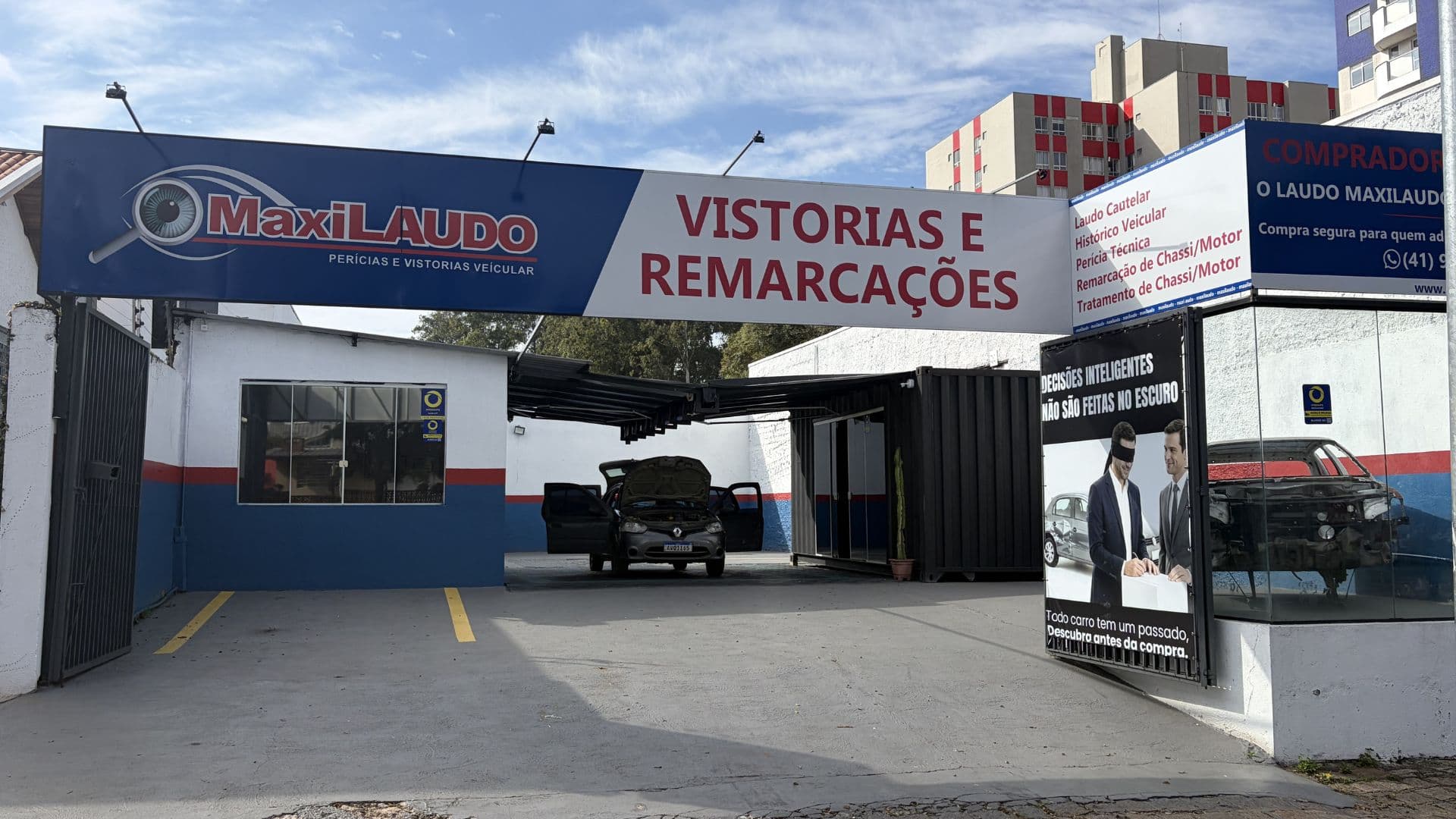 Fachada da unidade da Maxilaudo no Portão, Curitiba, com o letreiro Vistorias e Remarcações