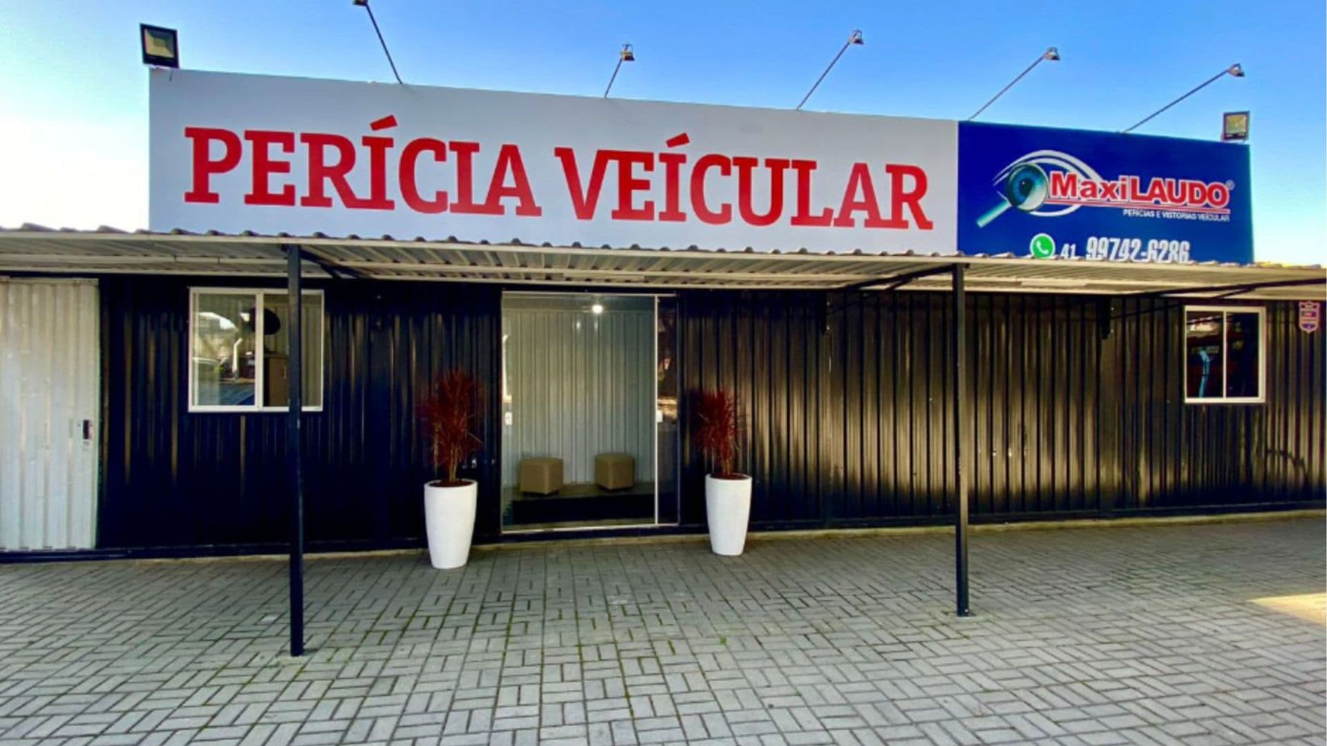 Fachada da unidade matriz da Maxilaudo em Santa Felicidade, Curitiba, com o letreiro Perícia Veicular